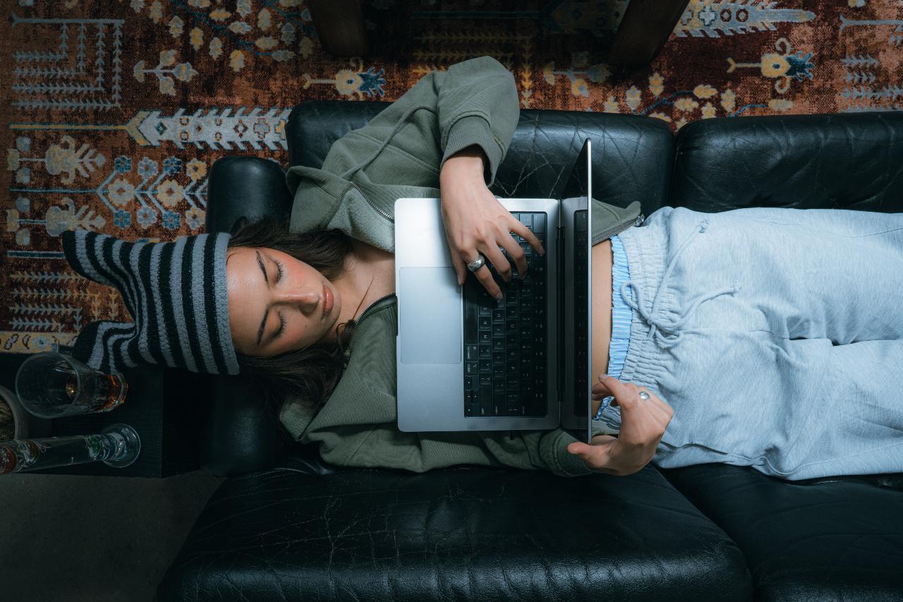 When Students Ask for AI Feedback, They Reflect Deeper: Results from a Large-Scale Study